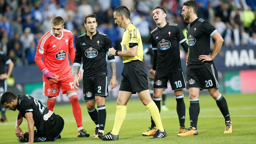 Los jugadores del Celta protestan a Jaime Latre, durante el partido ante el Málaga. // LOF