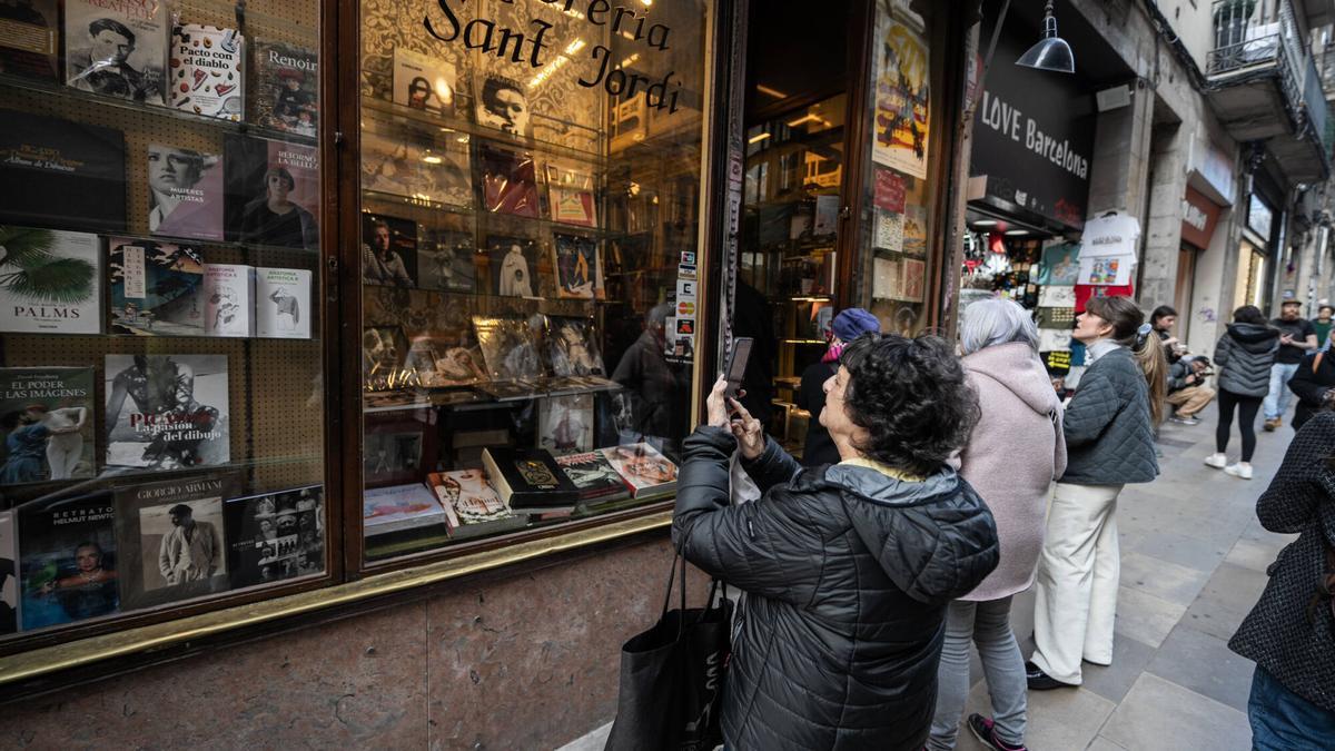 Cientos de personas acuden a la Librería Sant Jordi tras su mensaje de cierre