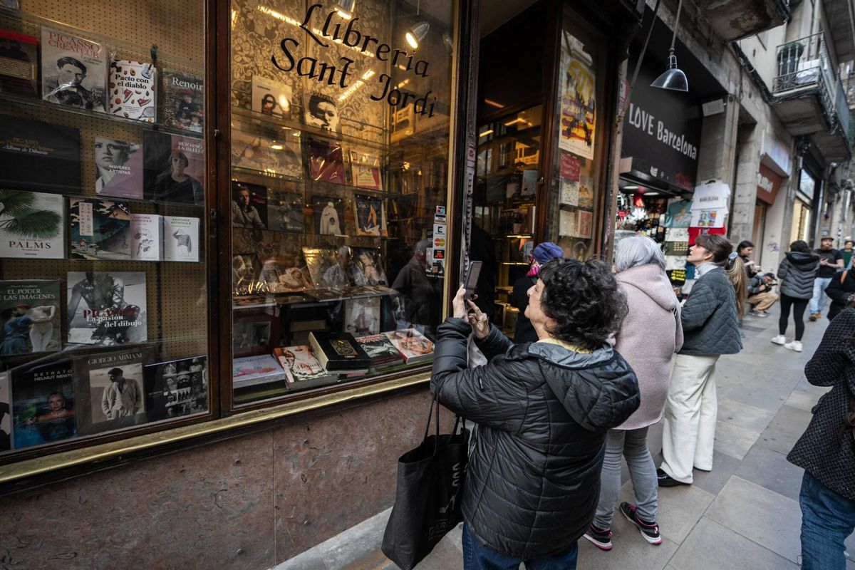 Cientos de personas acuden a la Librería Sant Jordi tras su mensaje de cierre