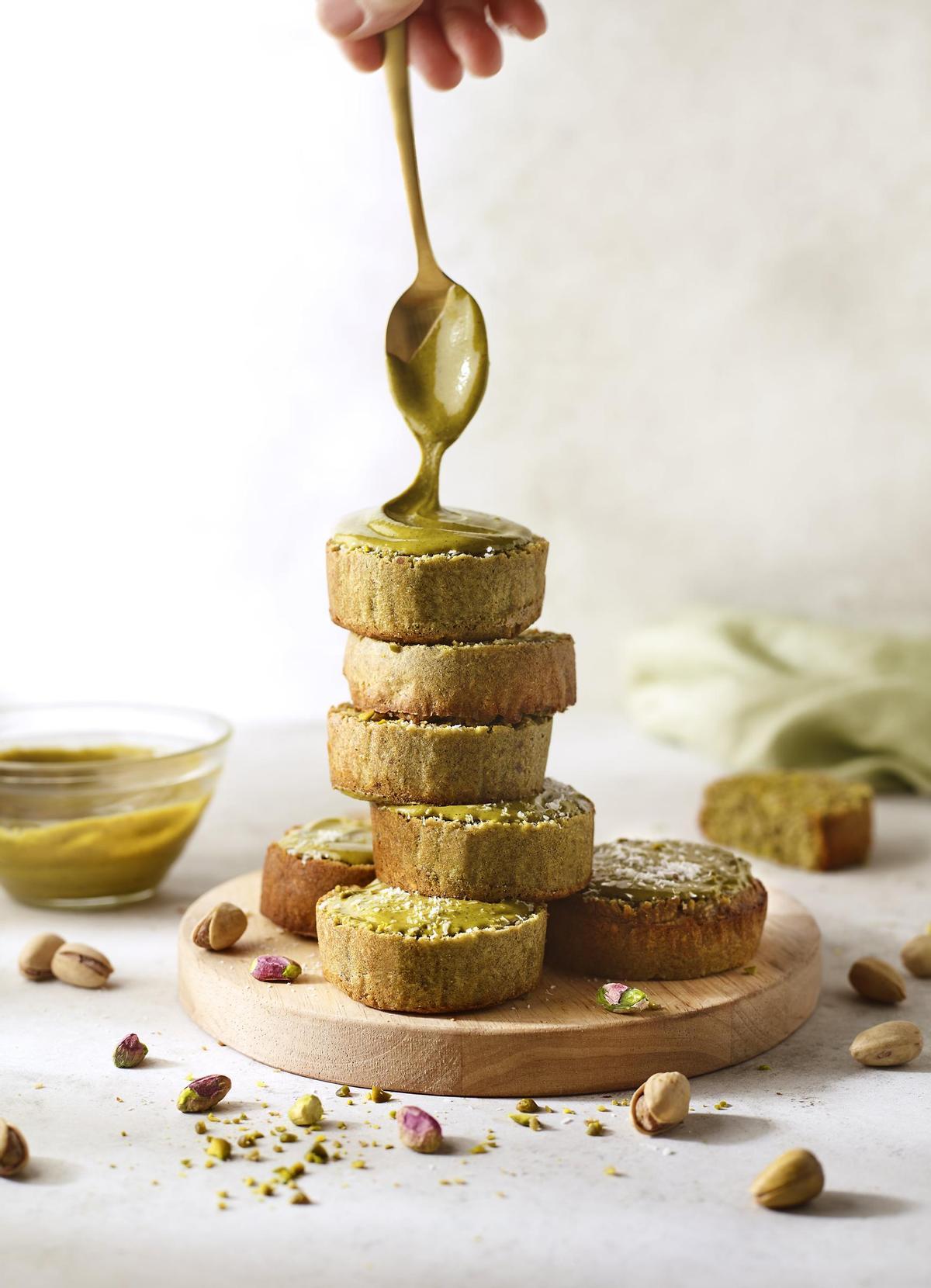Pastelitos caseros de pistacho y coco, una receta sencilla y con sabor diferente para refrescar los postres del verano.