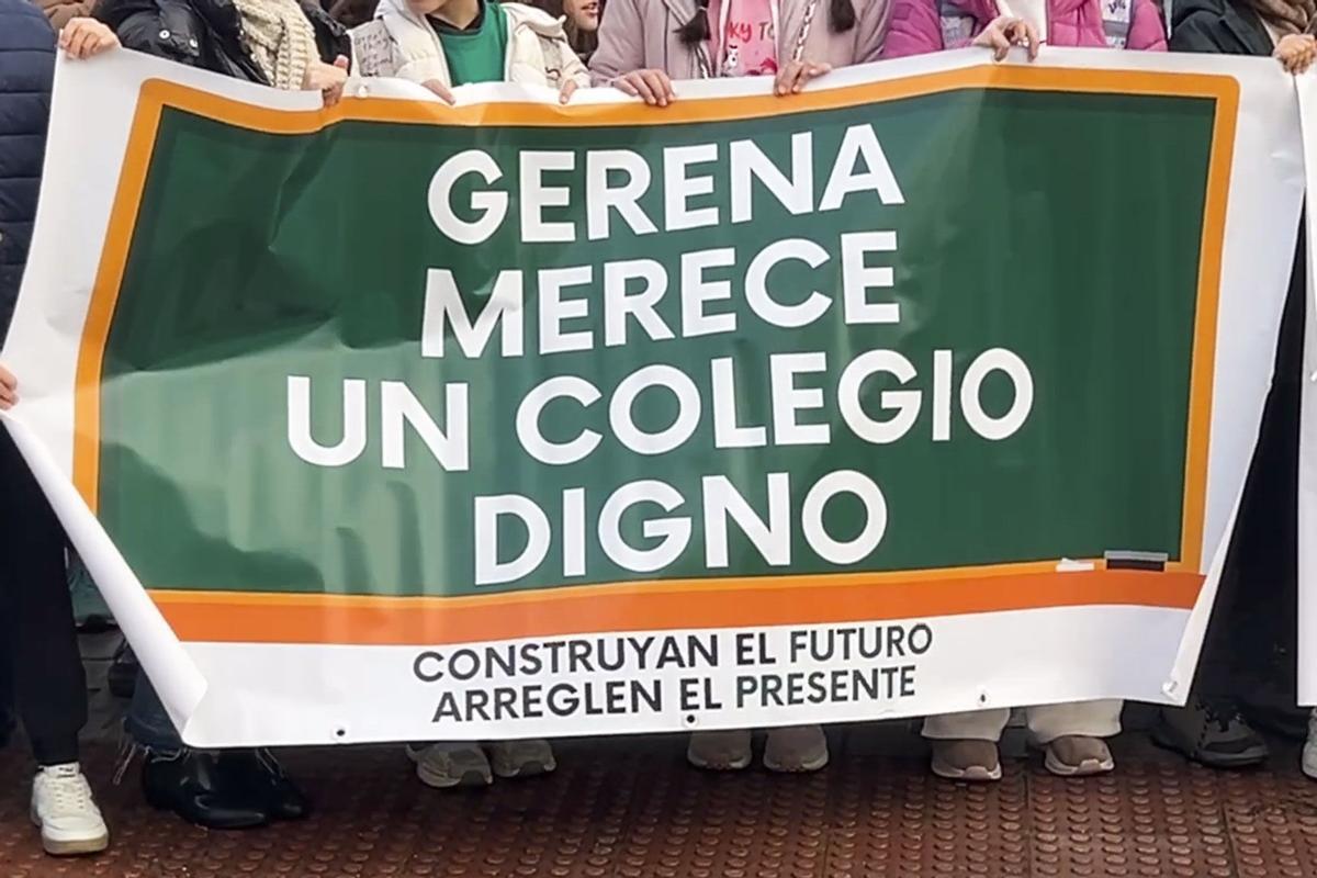 SEVILLA, 09/02/2026.- Protesta protagonizada este lunes en Gerena (Sevilla) por alumnado y familias del colegio Fernando Feliú, el único del pueblo, donde, ante las filtraciones y peligro de derrumbe que tiene, se ha decidido no llevar a los niños a clase. EFE/Fermín Cabanillas