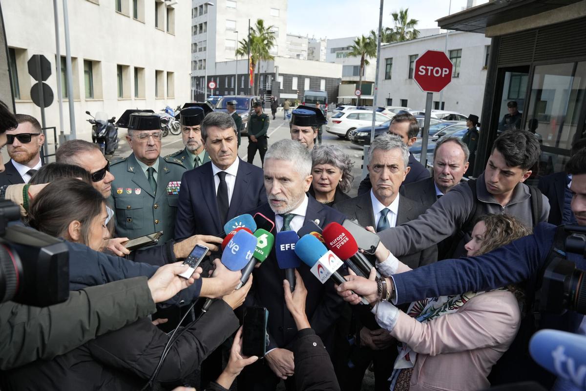 El ministro de Interior, Fernando Grande-Marlaska, visita la Comandancia de la Guardia Civil de Cádiz, tras la tragedia de Barbate.