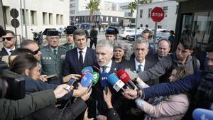 El ministro de Interior, Fernando Grande-Marlaska, visita la Comandancia de la Guardia Civil de Cádiz, a 10 de febrero de 2024 en Cádiz (Andalucía, España). El ministro de Interior, Fernando Grande-Marlaska, ofrece declaraciones a los medios de comunicación y traslada las condolencias en su nombre, del Ministerio del Interior y del Gobierno de España a la familia de los dos agentes de la Guardia Civil asesinados este viernes en una operación contra el narcotráfico en Barbate (Cádiz). 10 FEBRERO 2024 Joaquin Corchero / Europa Press 10/02/2024. FERNANDO GRANDE MARLASKA;Joaquin Corchero