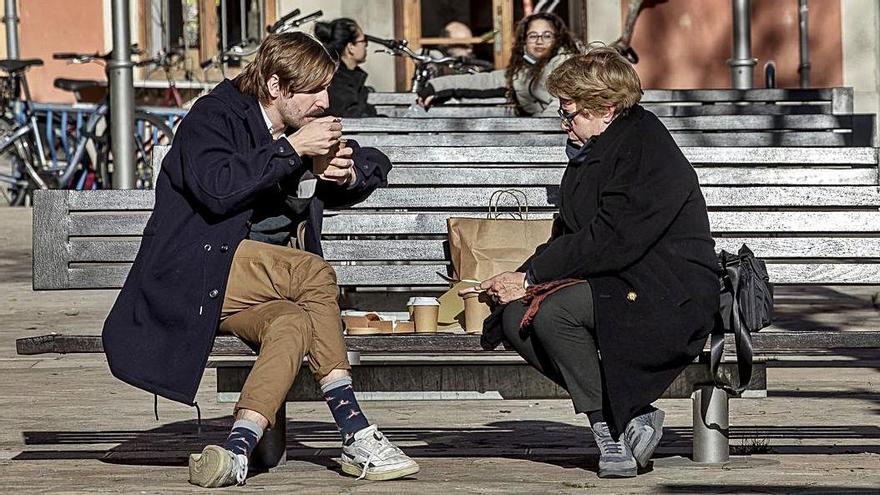 Ciudadanos merendando ayer en la calle ante el cierre de bares y restaurantes.