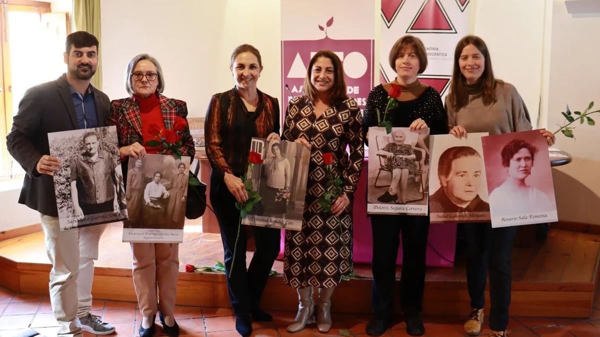 Autoridades y familiares, con las fotografías de las «mujeres rapadas», en el acto de Oliva.