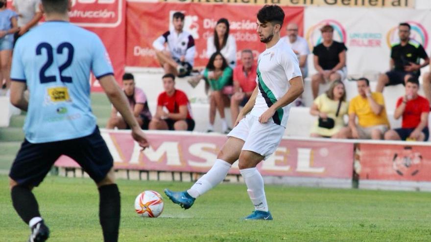 Cristian Delgado, durante un lance del encuentro ante el Pozoblanco.