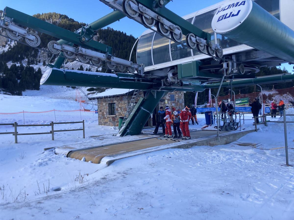Esqjuiadors agafant el telecadira de Coma Oriola aquest dimecres
