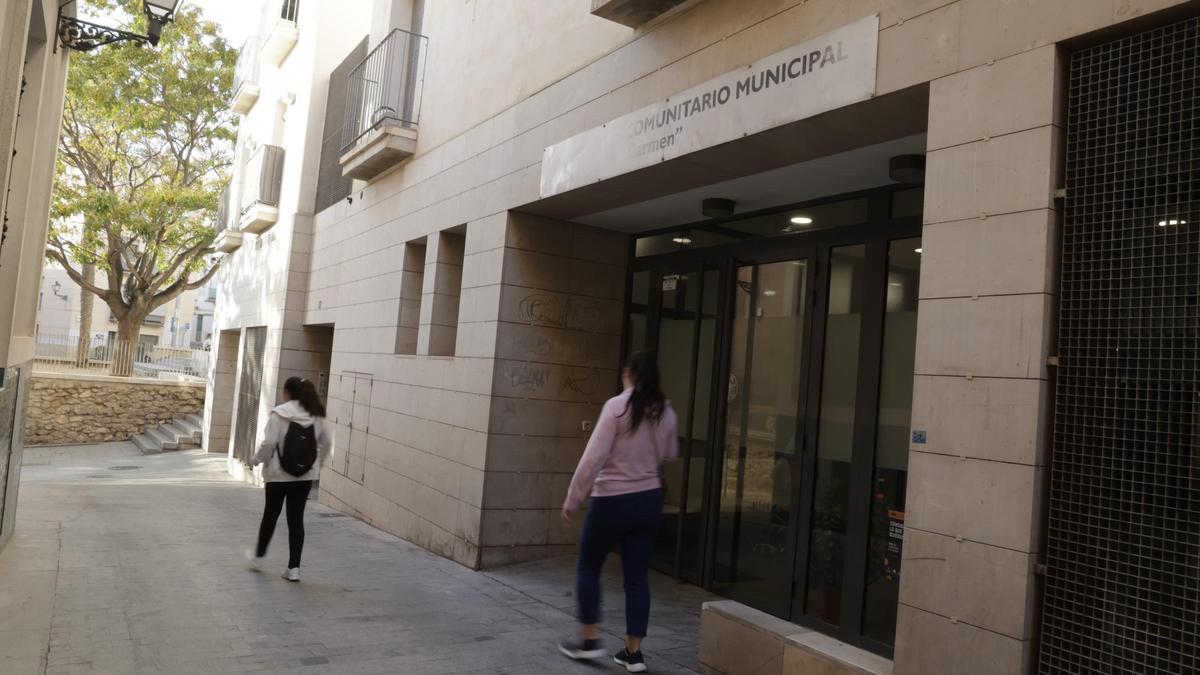 El centro comunitario Plaza del Carmen de Alicante, donde se ubicará la oficina &quot;antiaborto&quot; exigida por Vox.
