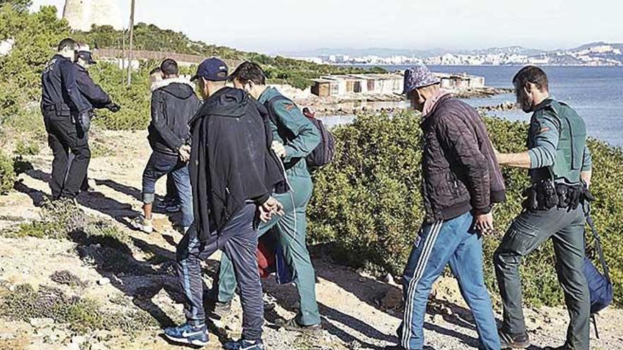 La Guardia Civil traslada a los inmigrantes que llegaron en patera a Eivissa en diciembre.