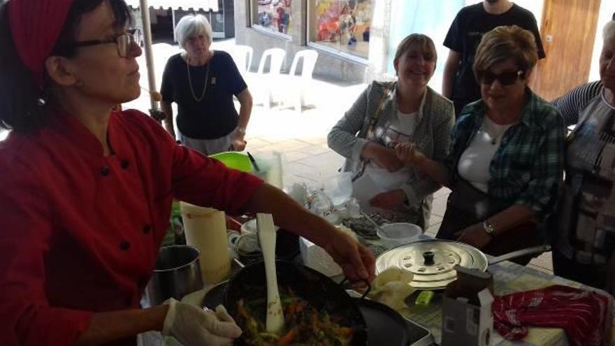 La pedagoga i cuinera Montse Tàpia en una de les demostracions de cuina de la fira AmbSense