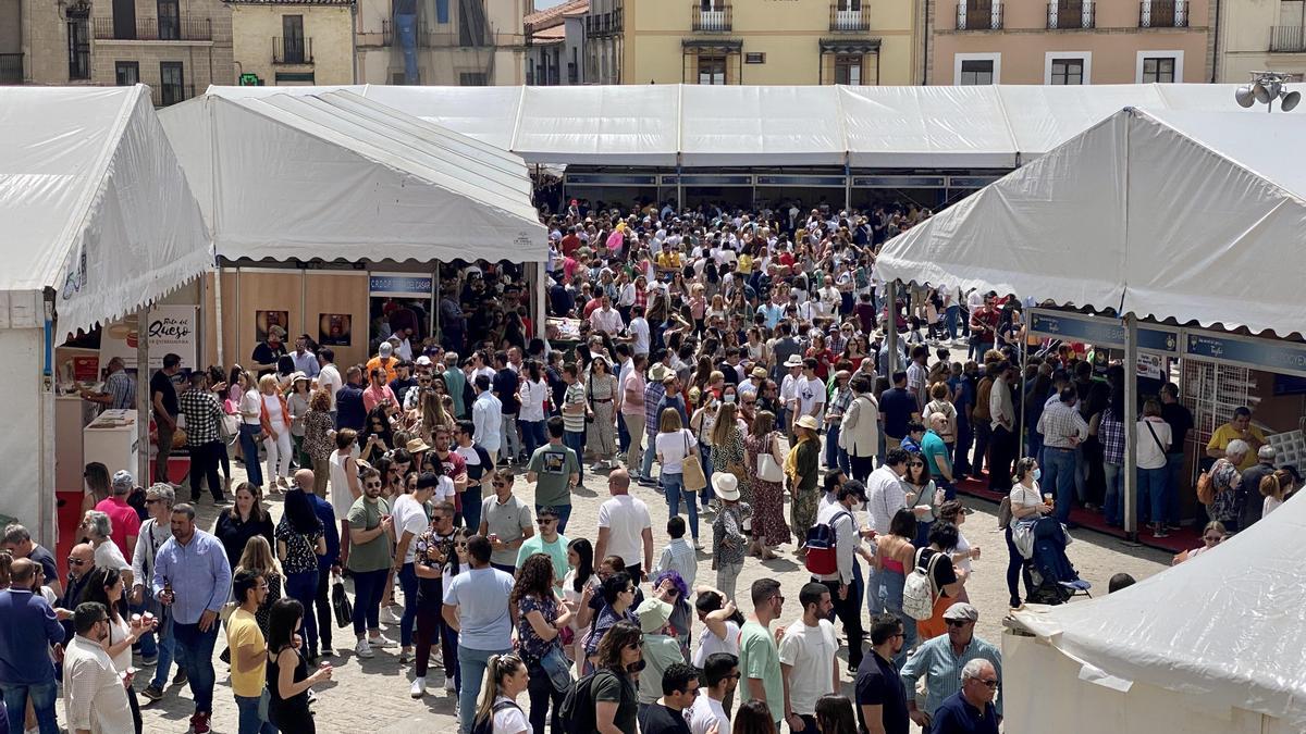 La plaza de Trujillo, a rebosar en la feria del queso.