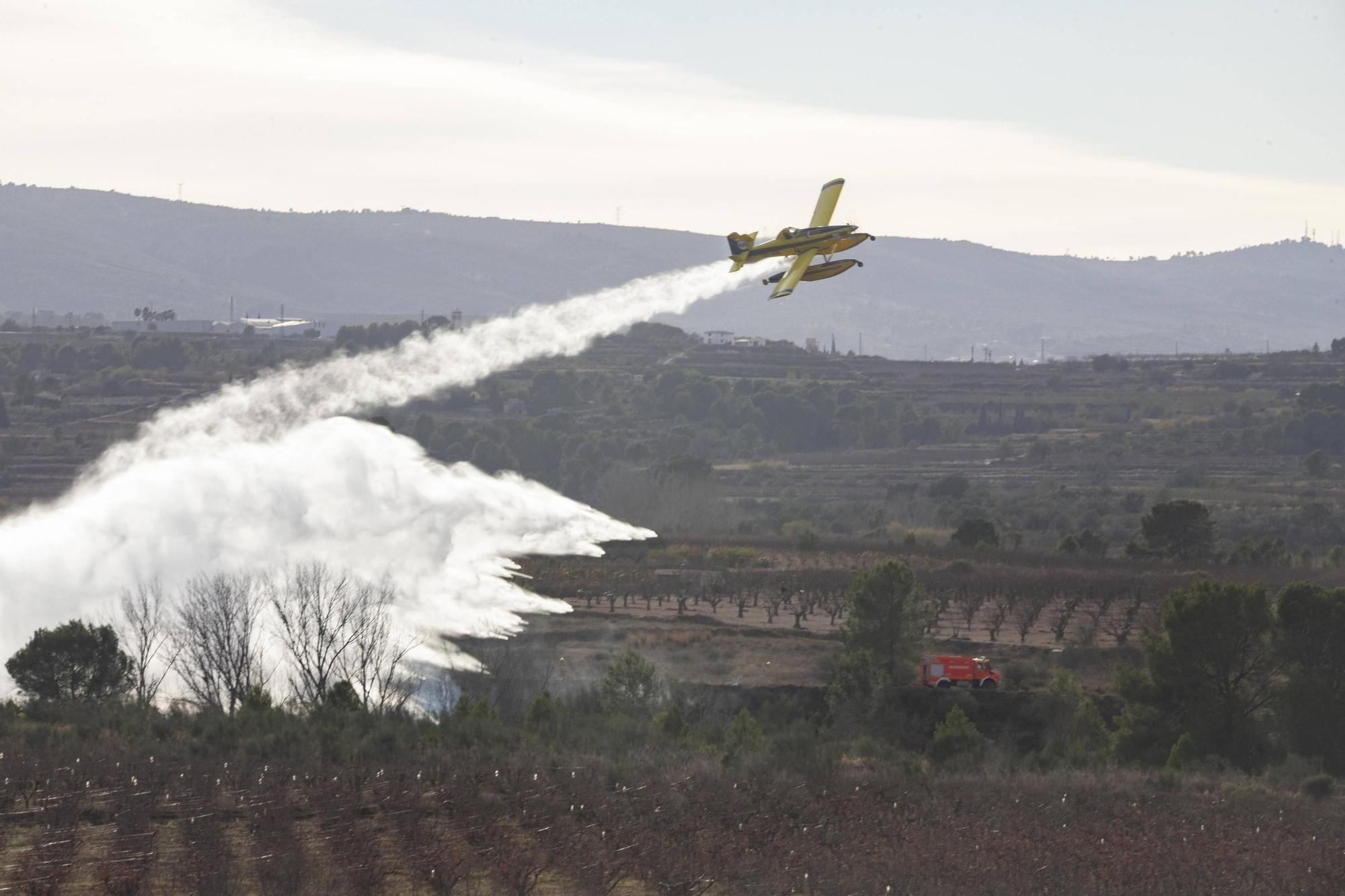 Movilizan varios medios aéreas para extinguir un incendio cercano a una pirotecnica en Bèlgida