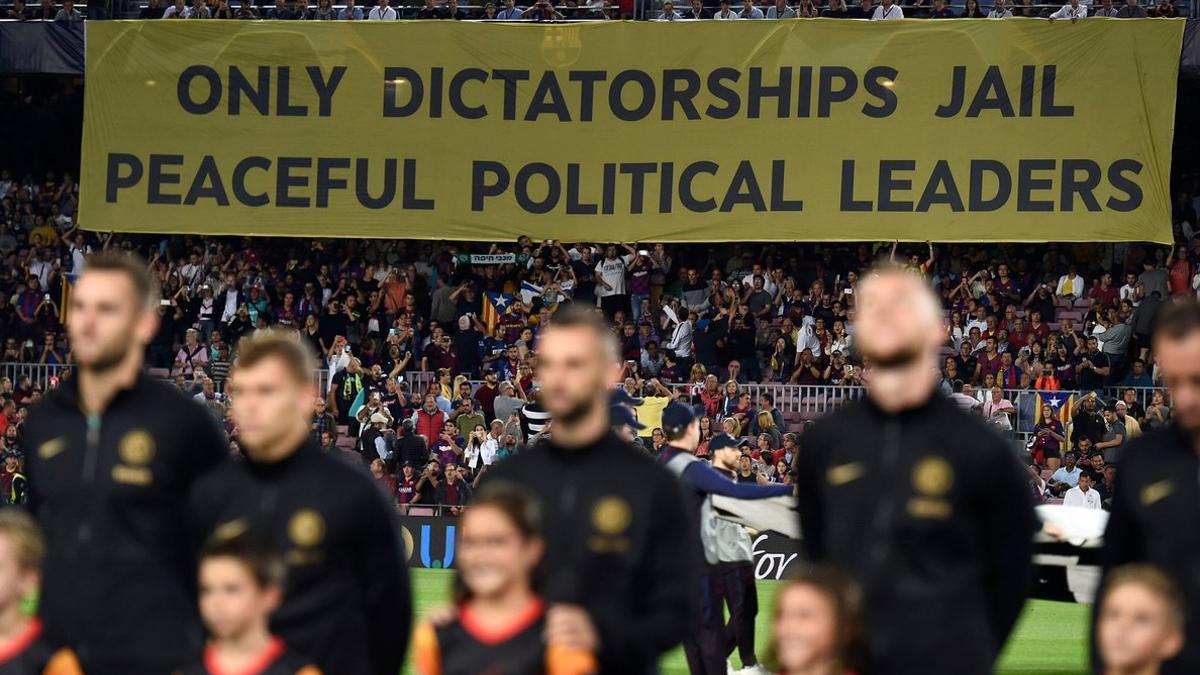 La pancarta que colgó anoche en la grada del Camp Nou, durante el Barça-Inter de Champions.