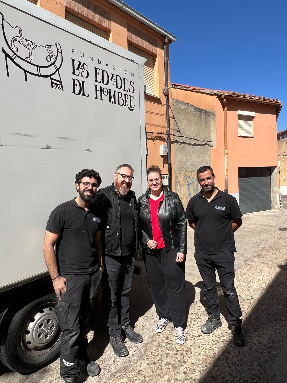 La autora con el equipo de Las Edades que recogió la pieza en su estudio.