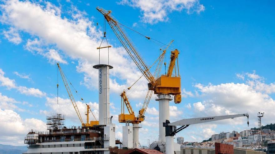 El ferri de Armón Vigo para la Polinesia Francesa ya tiene alas para volar: instalada a bordo una vela rígida de 22 metros de altura