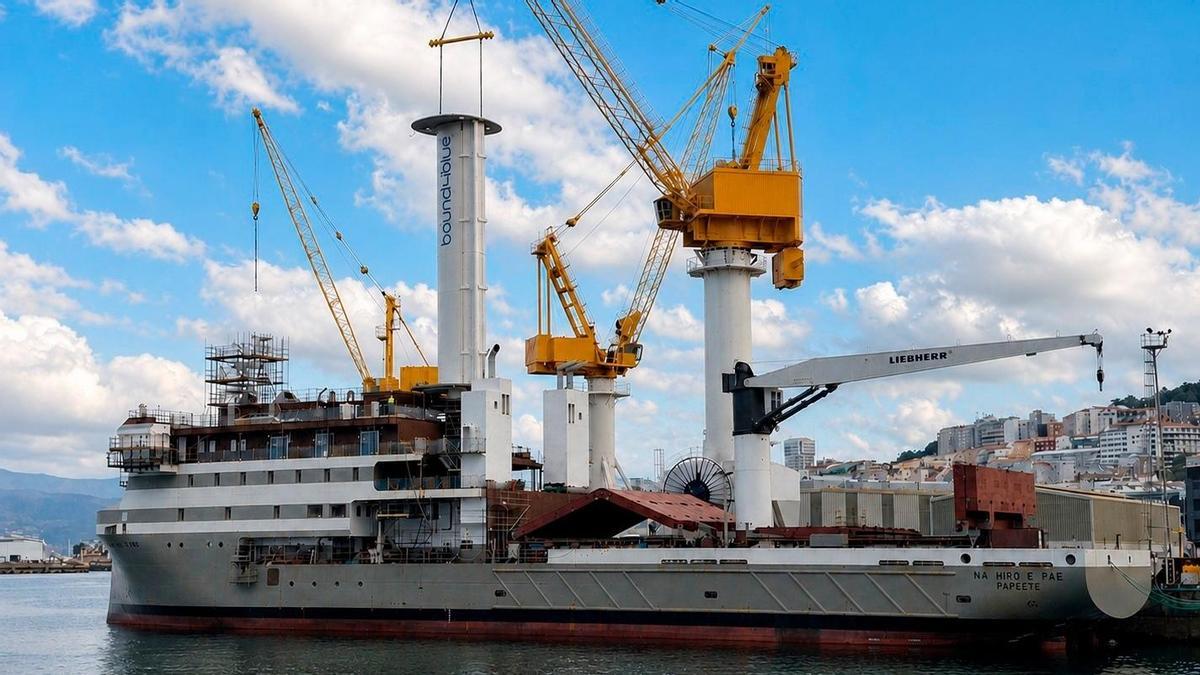 Trabajos de instalación de la vela de succión de bound4blue en el ferri «Na Hiro e Pae».