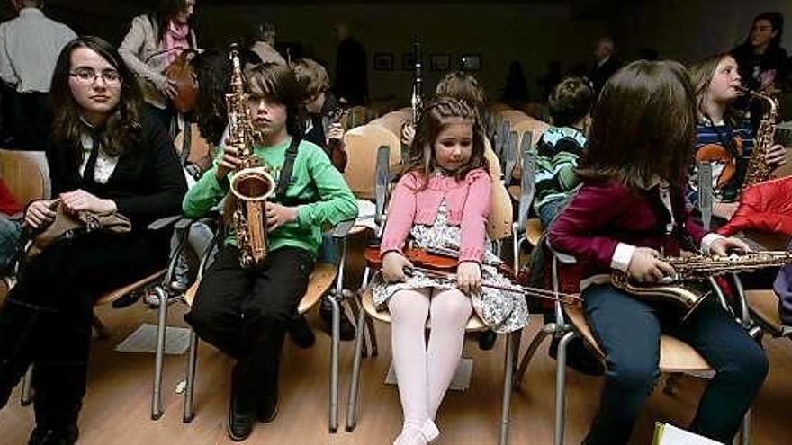 Los jóvenes músicos corveranos, poco antes de empezar el concierto.