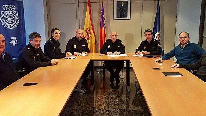 Representantes de las patronales del taxi se reunieron ayer con mandos policiales.