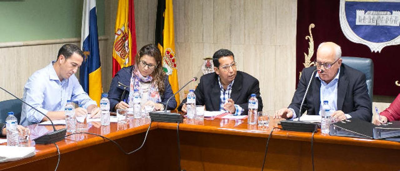 El alcalde Pedro Amador y los concejales del PPM en el pleno, ayer.