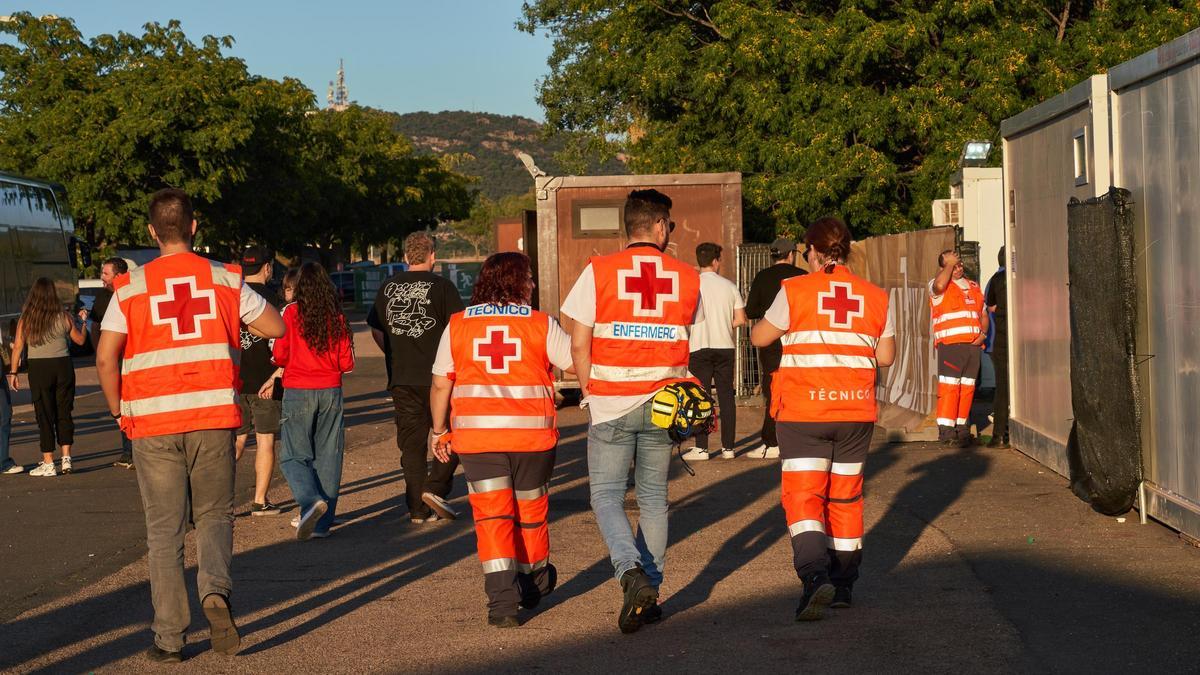 Trabajadores de Cruz Roja, en el recinto de Extremúsika.