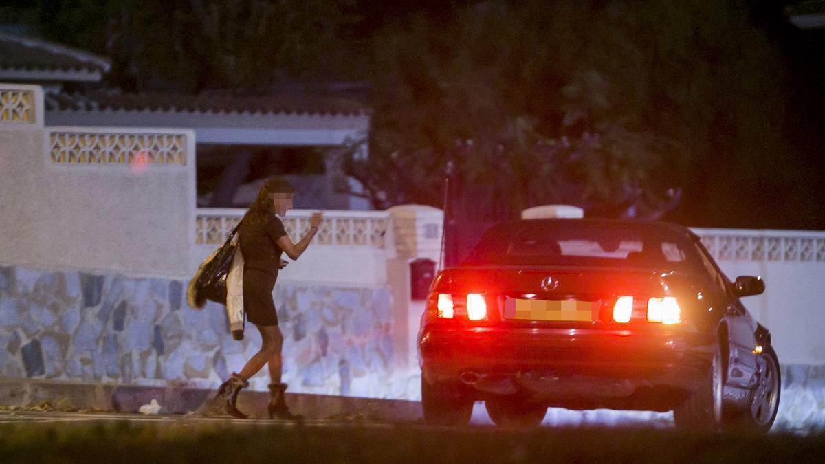 Una persona demanda un servicio sexual en una calle de Alicante, en imagen de archivo