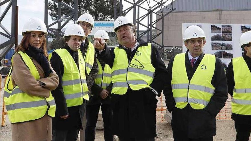 Los directores xerales y el delegado junto a responsables de la constructora, ayer, en las obras. // FdV