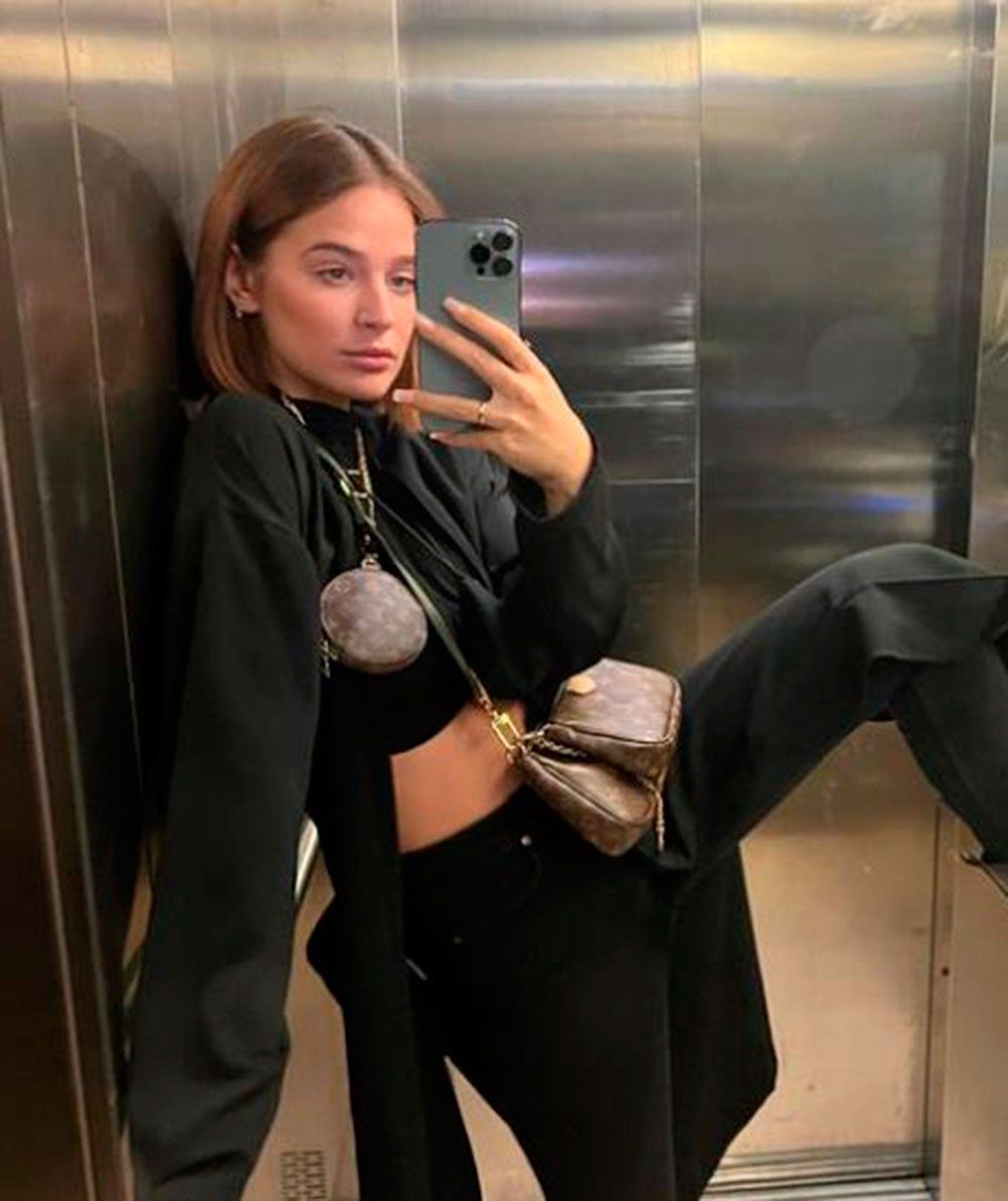 Laura Escanes en un asensor
