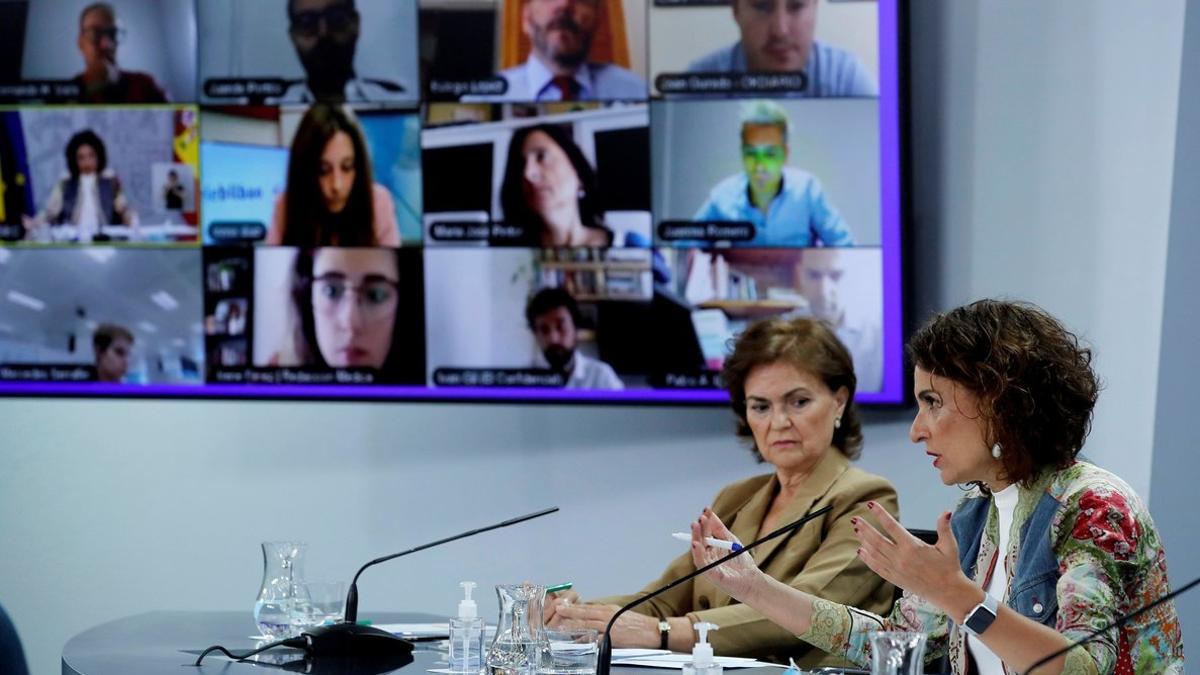 La vicepresidenta primera del Gobierno, Carmen Calvo, junto a la ministra de Hacienda y portavoz del Ejecutivo, María Jesús Montero, este 8 de septiembre en rueda de prensa en la Moncloa.