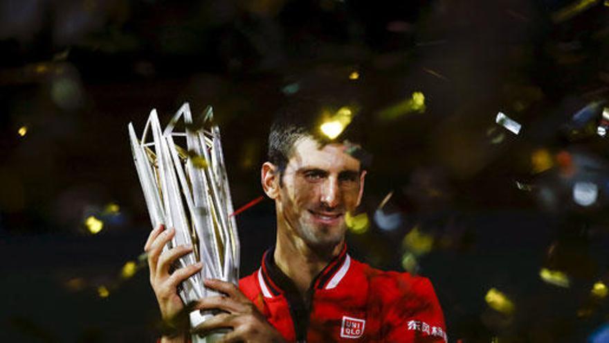 Djokovic, con el trofeo de campeón del Masters de Shanghái.