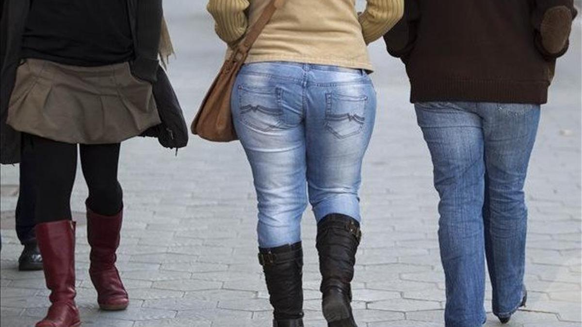 Mujer con sobrepeso en una calle de Barcelona.