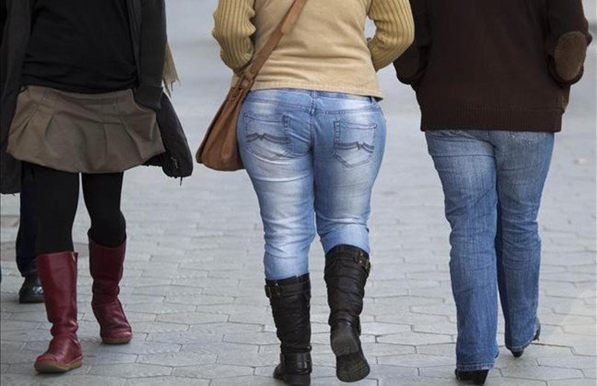 Dona amb sobrepès en un carrer de Barcelona.