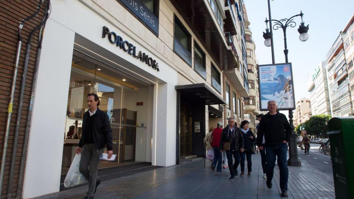 Tienda de Porcelanosa en la calle Colón de València. | DANI TORTAJADA