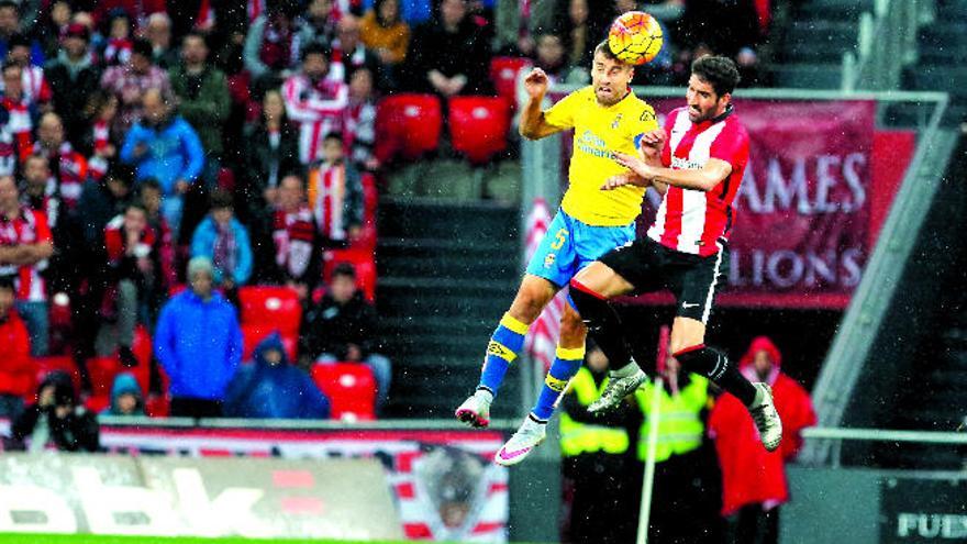 David García aborta de cabeza un centro del Athletic ante Raúl García.