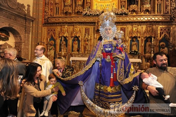 Los niños pasan por el manto de la Fuensanta