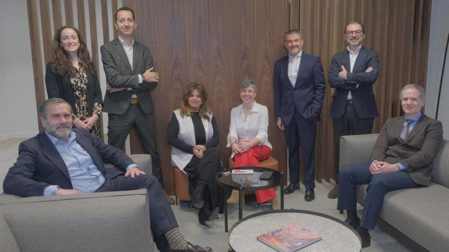 Por la izquierda, Joaquín Castellón, Julia García, Fernando Santos, Gema Martín, Cristina Tuero, Francisco Sáez, Luis Alegre y Enrique Díaz-Plaza.