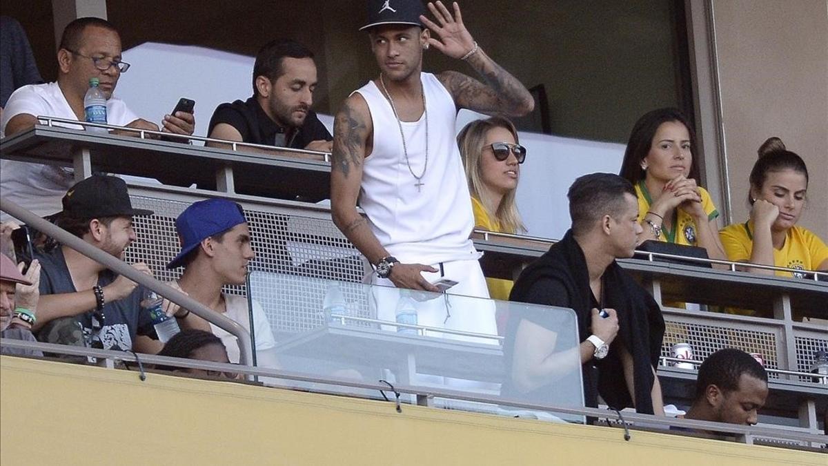 Neymar sigue el partido de Brasil en el estadio Rose Bowl de Pasadena.