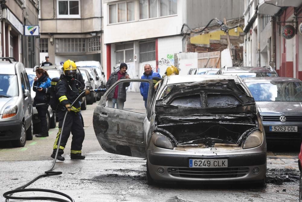 Los bomberos sofocan un vehículo incendiado en Juan Flórez