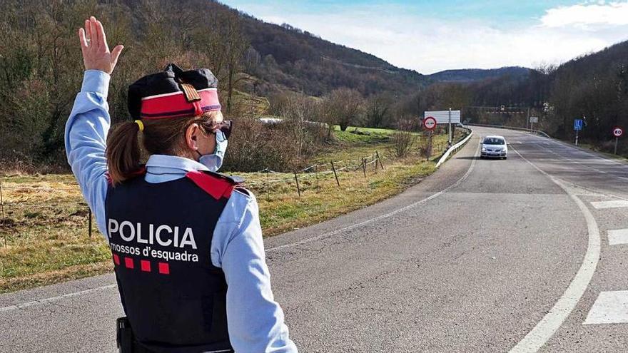 Un control dels Mossos d&#039;Esquadra a la sortida del túnel de Collabós