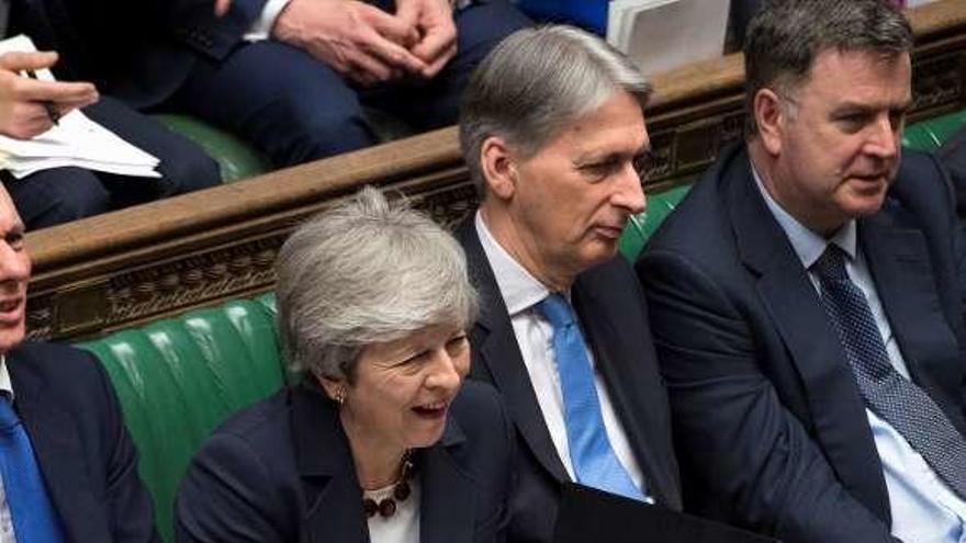 May, en uno de los intensos debates de ayer en los Comunes. // Reuters