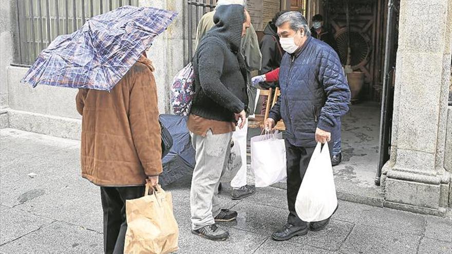 Las familias que solicitan ayuda se disparan en un mes de confinamiento