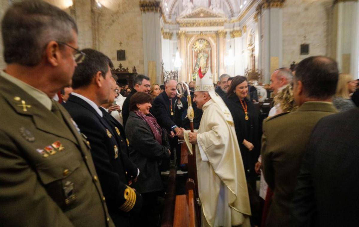 Benavent saluda a las autoridades al finalizar el acto. | EDUARDO RIPOLL