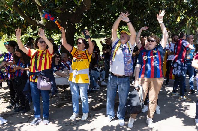 ¡Locura en Bilbao! Miles de aficionados y ambientazo en la fan zone del Barça