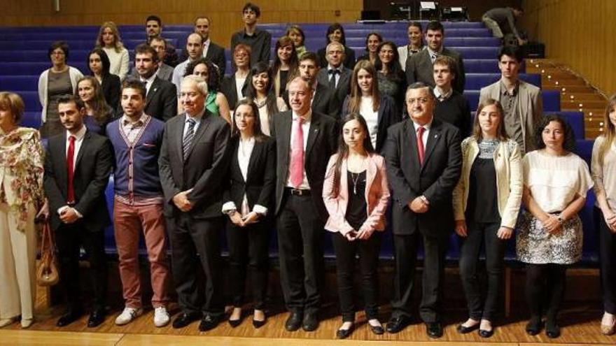 Pablo Amor, Salustiano Mato y Ernesto Pedrosa, en la foto de familia  junto a los premiados.  // J. Lores