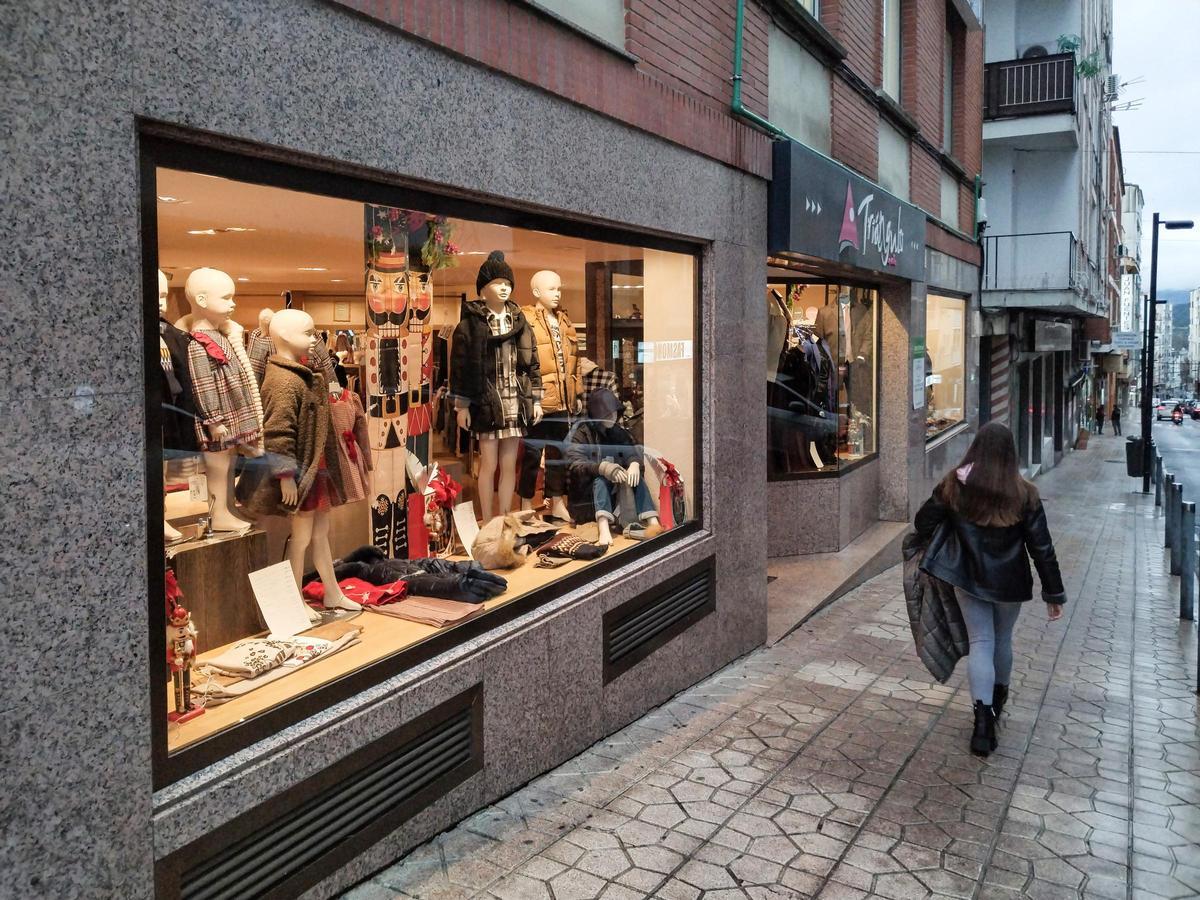 Comercio de la avenida de la Vera, donde todavía no hay rebajas.