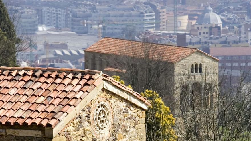 Santa María del Naranco, al fondo, con la cubierta de San Miguel de Lillo en primer término. | Miki López