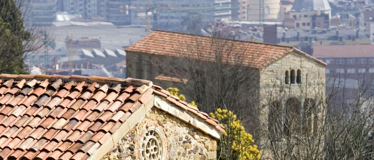 Santa María del Naranco, al fondo, con la cubierta de San Miguel de Lillo en primer término.