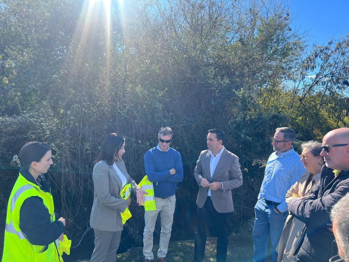 La diputada provincial de Cohesión Territorial, Teresa Jiménez Rodríguez, ha visitado este martes una de las zona afectadas, desde El Castillo de las Guardas a La Puebla de los Infantes, por la borrasca Claudia.