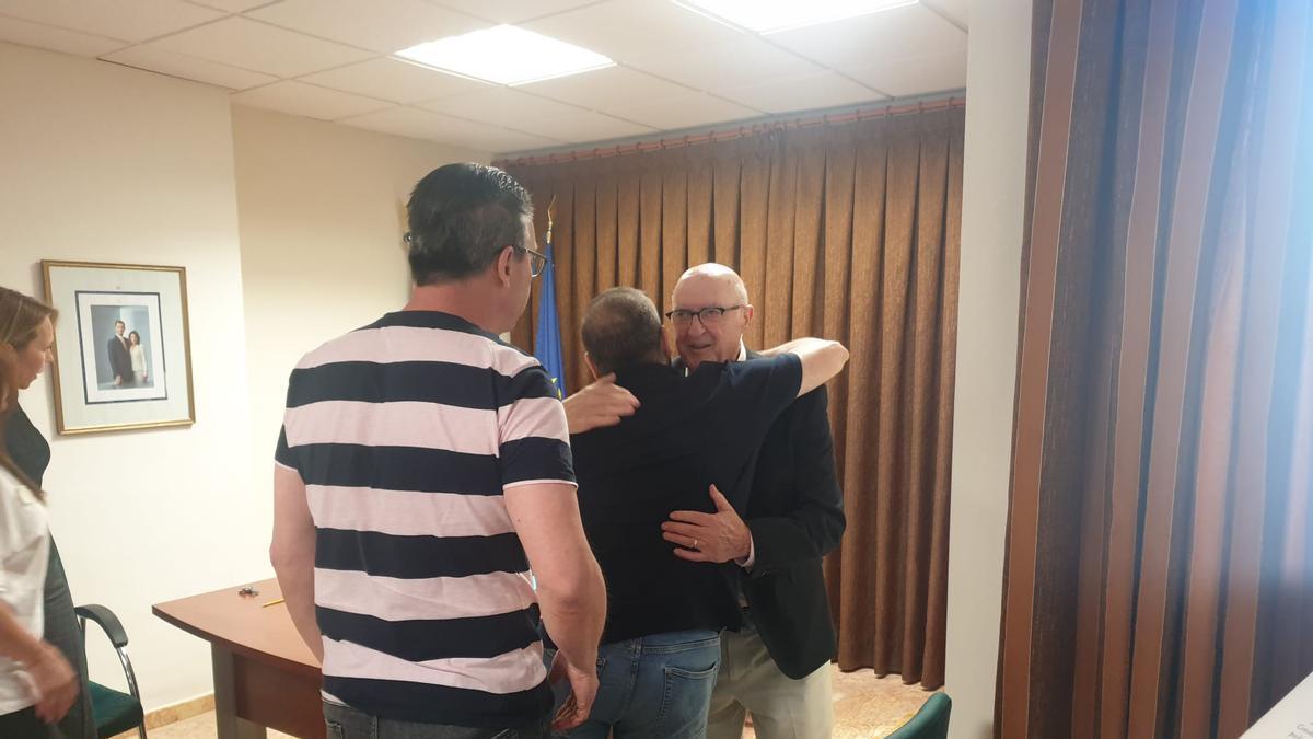 Abrazo entre el alcalde de Castellonet, Juan Espinosa, y el portavoz comarcal del PP, David Ronda.