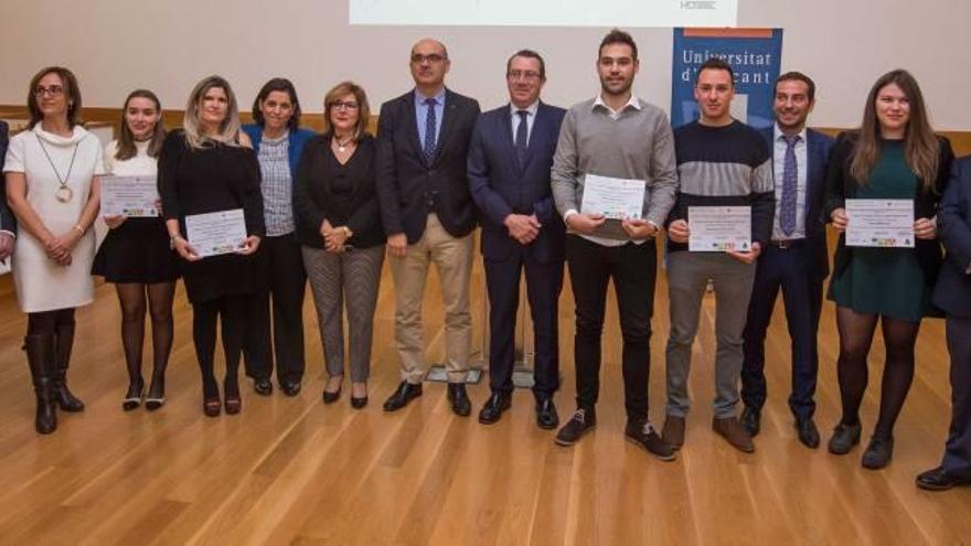 Los seis premiados por sus trabajos en la Cátedra de Estudios Turísticos Pedro Zaragoza Orts, junto con el rector de la UA, el alcalde de Benidorm y el resto de autoridades.