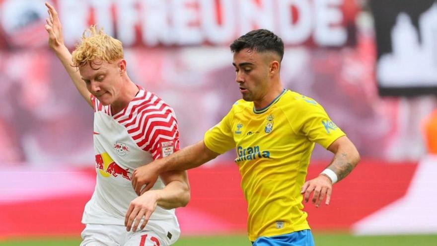 Alberto Moleiro pugna con un jugador del Leipzig durante el partido en que se lesionó, el pasado 5 de agosto. | | LP/DLP